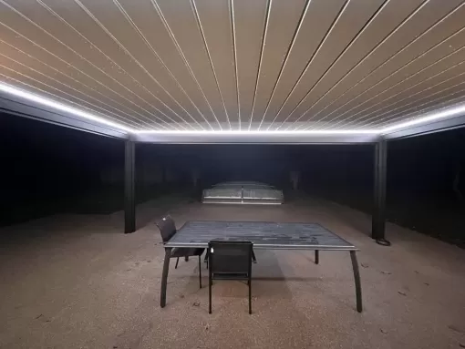 Installation d’une pergola bioclimatique sur mesure avec éclairage leds et stores verticaux à Bordeaux et sa région, Mérignac, NOVA STORES