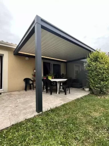 Installation d’une Pergola Bioclimatique à lames orientables en aluminium et sur mesure chez Nova-Stores à Saint Médard en Jalles, Mérignac, NOVA STORES