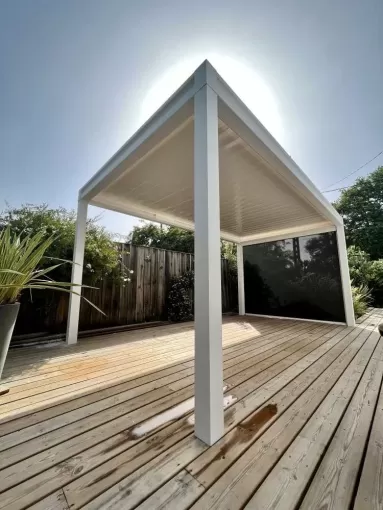 Pose d’une pergola bioclimatique à lames orientables sur mesure sur le bassin d’Arcachon avec Nova-Stores, Mérignac, NOVA STORES