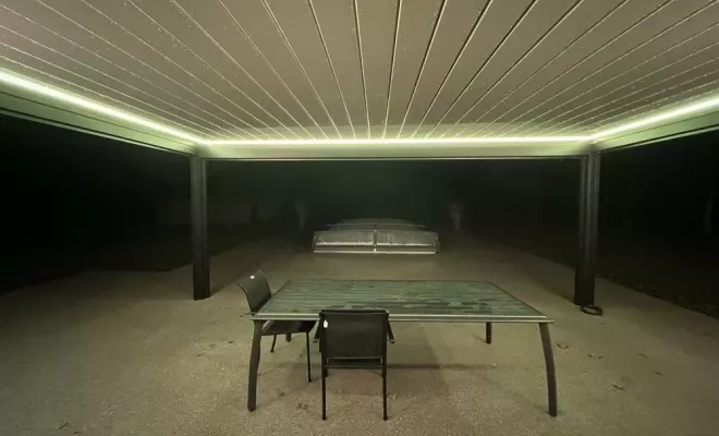 Installation d’une pergola bioclimatique sur mesure avec éclairage leds et stores verticaux à Bordeaux et sa région, Mérignac, NOVA STORES