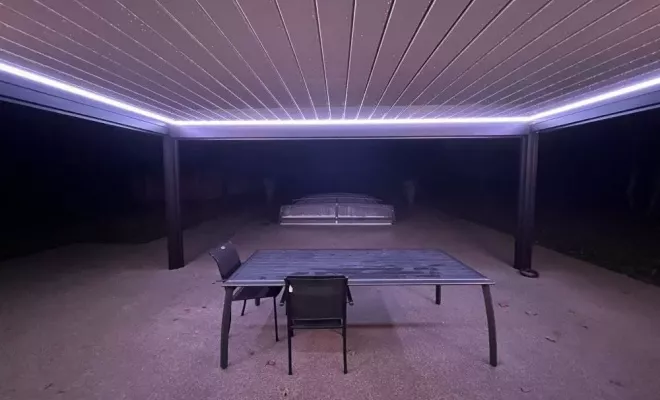 Installation d’une pergola bioclimatique sur mesure avec éclairage leds et stores verticaux à Bordeaux et sa région, Mérignac, NOVA STORES