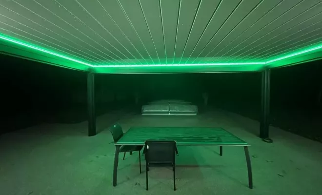 Installation d’une pergola bioclimatique sur mesure avec éclairage leds et stores verticaux à Bordeaux et sa région, Mérignac, NOVA STORES