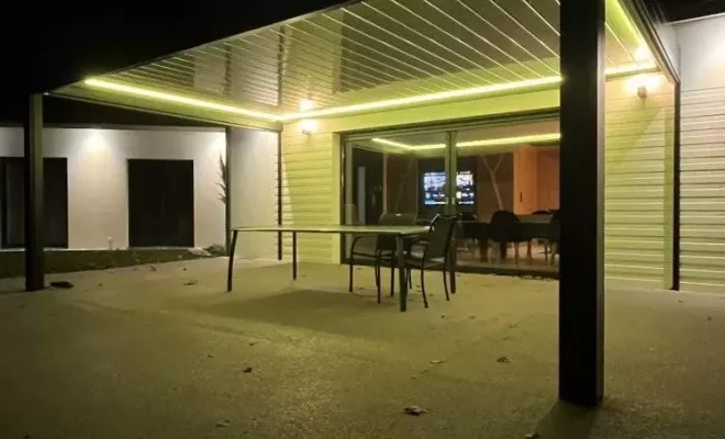 Installation d’une pergola bioclimatique sur mesure avec éclairage leds et stores verticaux à Bordeaux et sa région, Mérignac, NOVA STORES