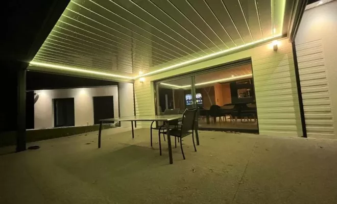 Installation d’une pergola bioclimatique sur mesure avec éclairage leds et stores verticaux à Bordeaux et sa région, Mérignac, NOVA STORES
