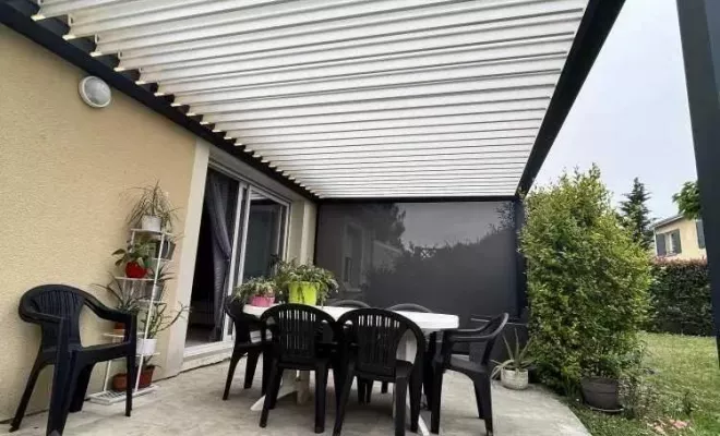 Installation d’une Pergola Bioclimatique à lames orientables en aluminium et sur mesure chez Nova-Stores à Saint Médard en Jalles, Mérignac, NOVA STORES