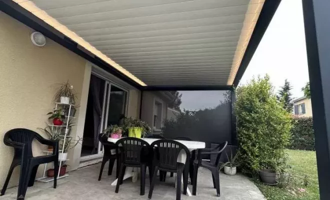 Installation d’une Pergola Bioclimatique à lames orientables en aluminium et sur mesure chez Nova-Stores à Saint Médard en Jalles, Mérignac, NOVA STORES