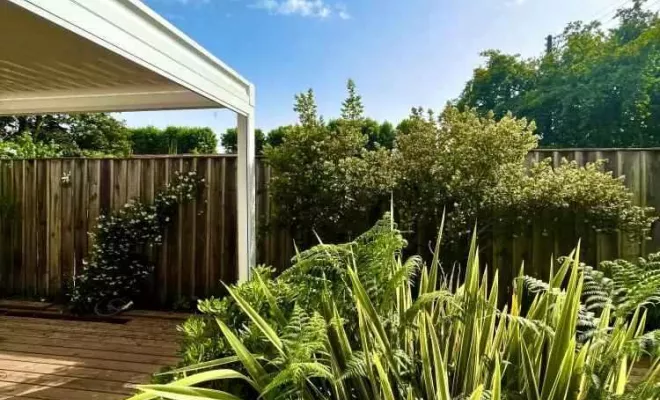 Pose d’une pergola bioclimatique à lames orientables sur mesure sur le bassin d’Arcachon avec Nova-Stores, Mérignac, NOVA STORES