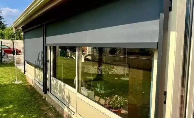 VENTE ET POSE DE STORES EXTÉRIEURS VERTICAUX TYPE SCREEN ZIP, stores bannes coffre, fait par la société Nova Stores Mérignac dans le Médoc, Mérignac, NOVA STORES