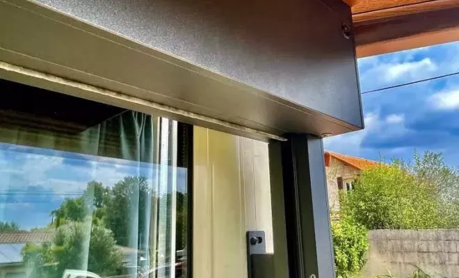 VENTE ET POSE DE STORES EXTÉRIEURS VERTICAUX TYPE SCREEN ZIP, stores bannes coffre, fait par la société Nova Stores Mérignac dans le Médoc, Mérignac, NOVA STORES